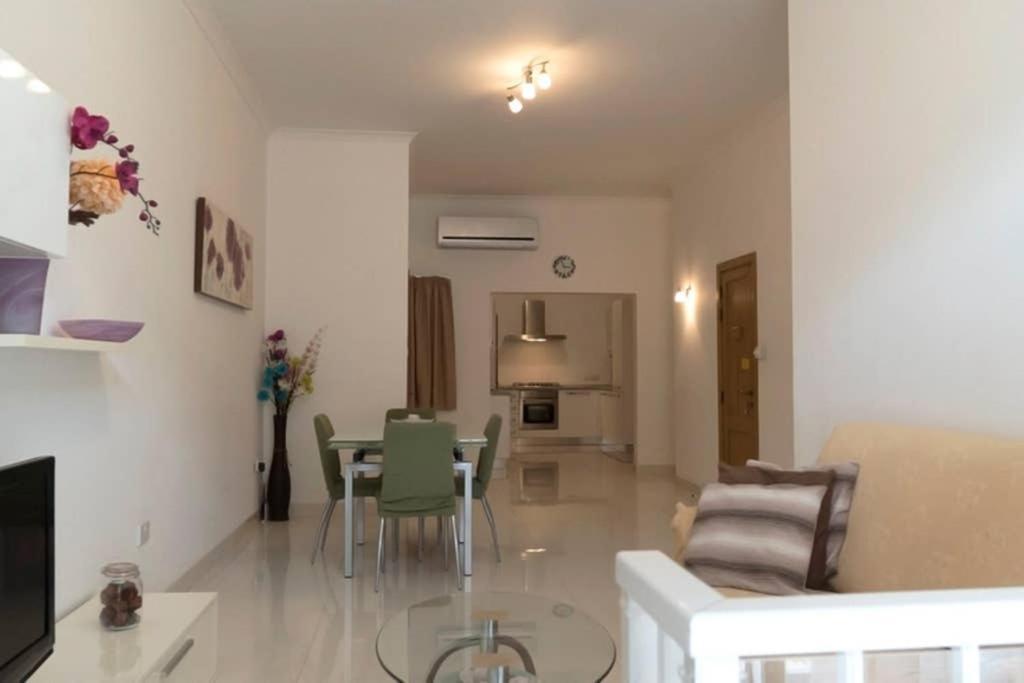 Modern Apartment In The Heart Of Sliema Steps From The Seafront Ngoại thất bức ảnh